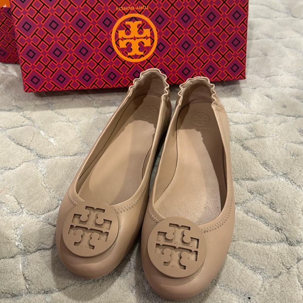 LIKE NEW Women’s Tory Burch flats. Size 9. Worn once. Pet/smoke free home.